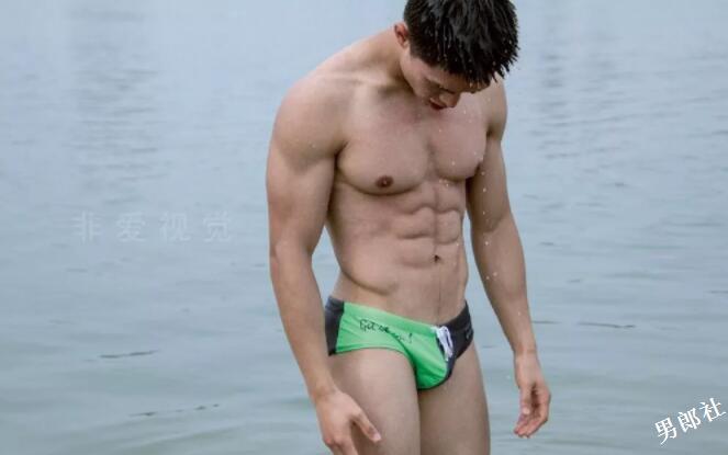 北体大新生军训现场惊现肌肉小狼狗！ - 51虹马