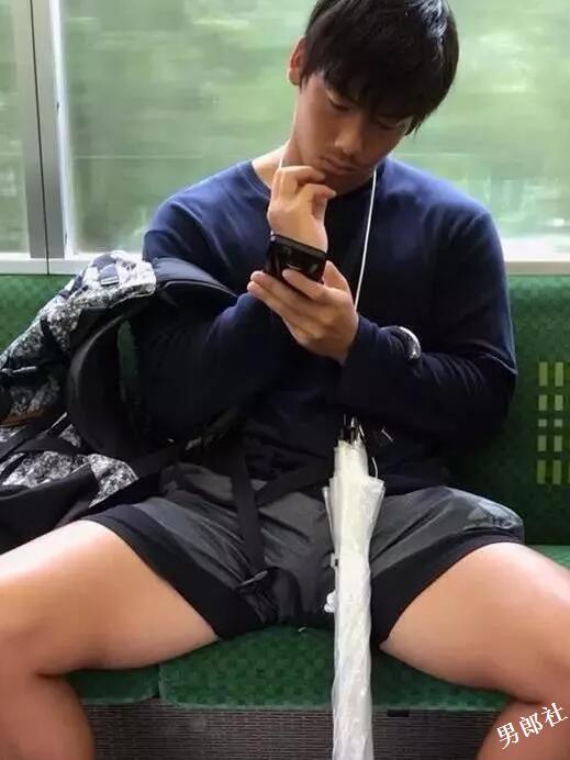 地铁里面的偷拍合集，小狼狗小奶狗一抓一大把 - 51虹马