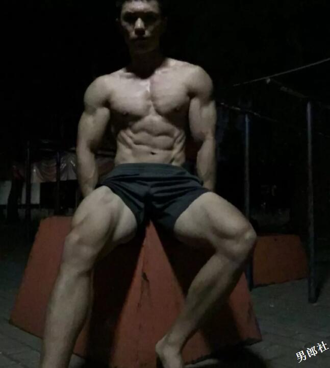 北体大新生军训现场惊现肌肉小狼狗！ - 51虹马