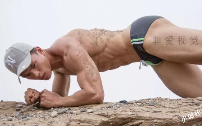 北体大新生军训现场惊现肌肉小狼狗！ - 51虹马