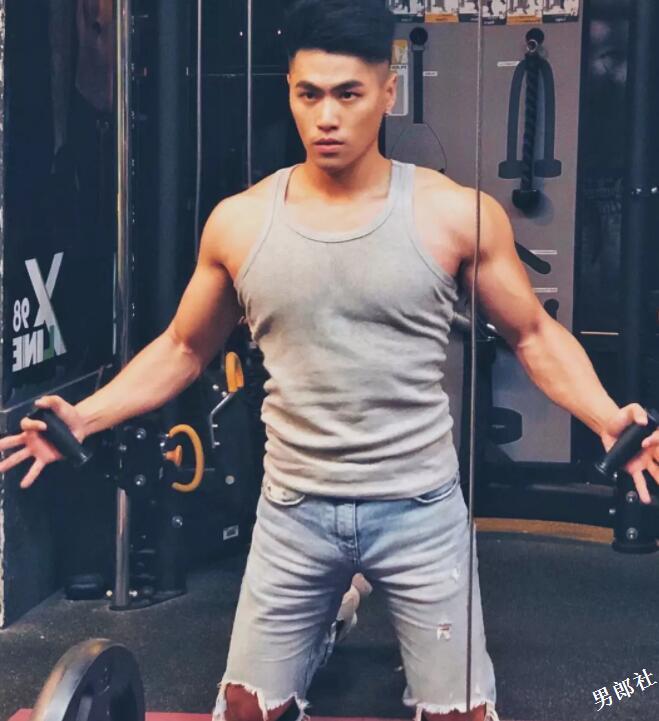 憨直大胸肌小狼狗，野性筋霸露天写真太惹火，让人食欲大开！ - 51虹马