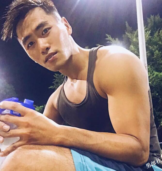 憨直大胸肌小狼狗，野性筋霸露天写真太惹火，让人食欲大开！ - 51虹马