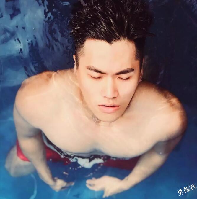 憨直大胸肌小狼狗，野性筋霸露天写真太惹火，让人食欲大开！ - 51虹马