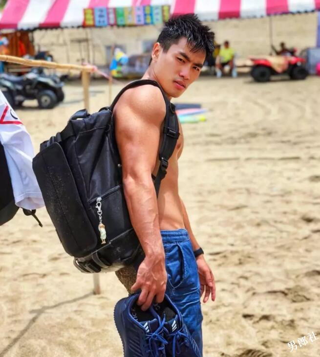 憨直大胸肌小狼狗，野性筋霸露天写真太惹火，让人食欲大开！ - 51虹马