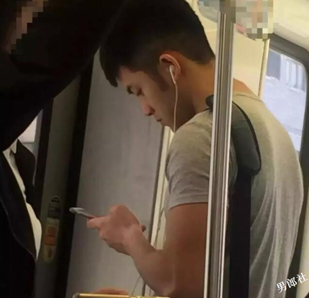 地铁里面的偷拍合集，小狼狗小奶狗一抓一大把 - 51虹马