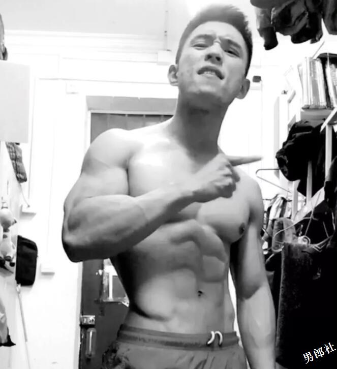 北体大新生军训现场惊现肌肉小狼狗！ - 51虹马