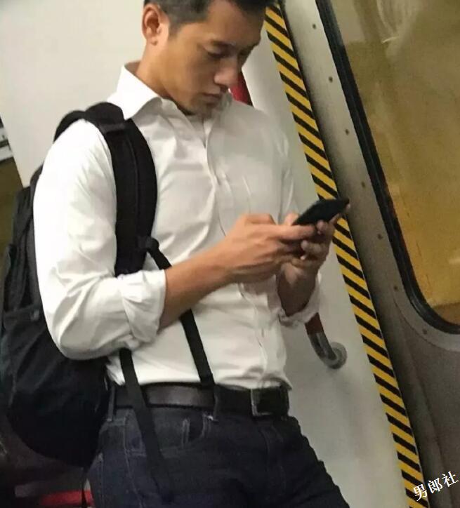 地铁里面的偷拍合集，小狼狗小奶狗一抓一大把 - 51虹马