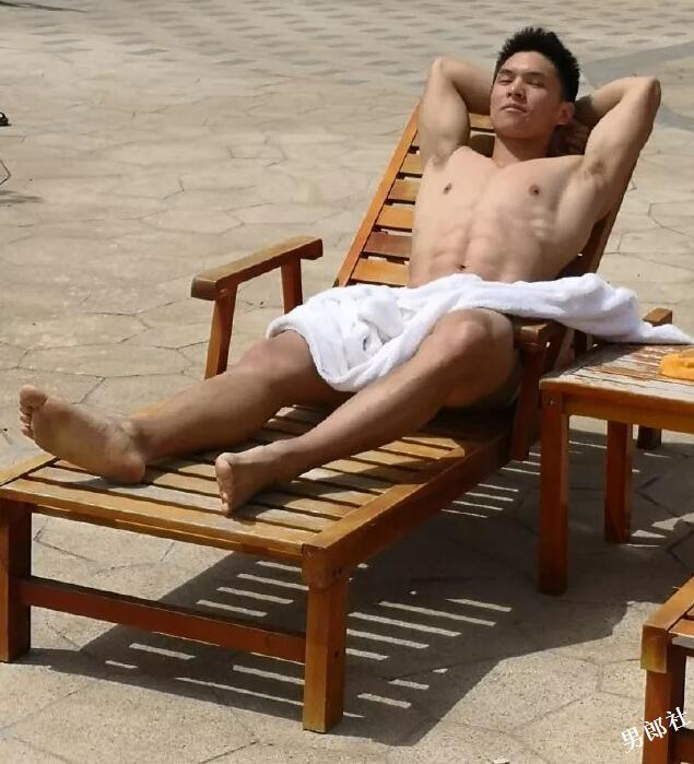 北体大新生军训现场惊现肌肉小狼狗！ - 51虹马