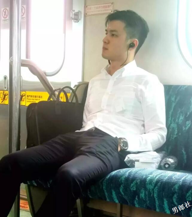 地铁里面的偷拍合集，小狼狗小奶狗一抓一大把 - 51虹马