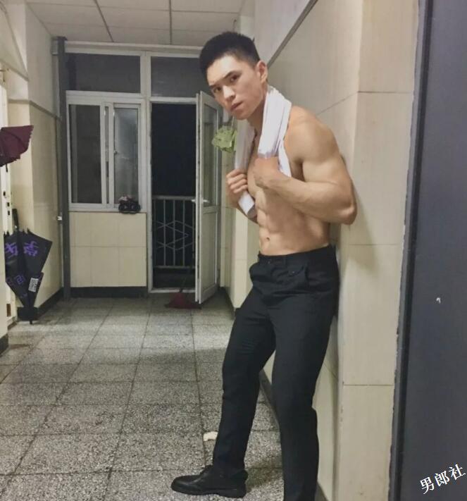 北体大新生军训现场惊现肌肉小狼狗！ - 51虹马