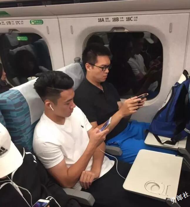 地铁里面的偷拍合集，小狼狗小奶狗一抓一大把 - 51虹马