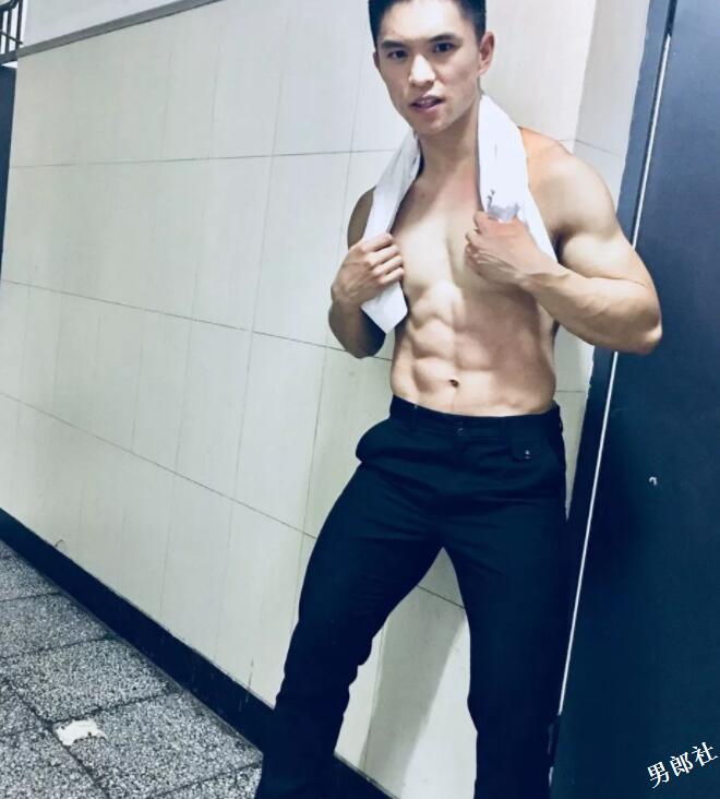 北体大新生军训现场惊现肌肉小狼狗！ - 51虹马