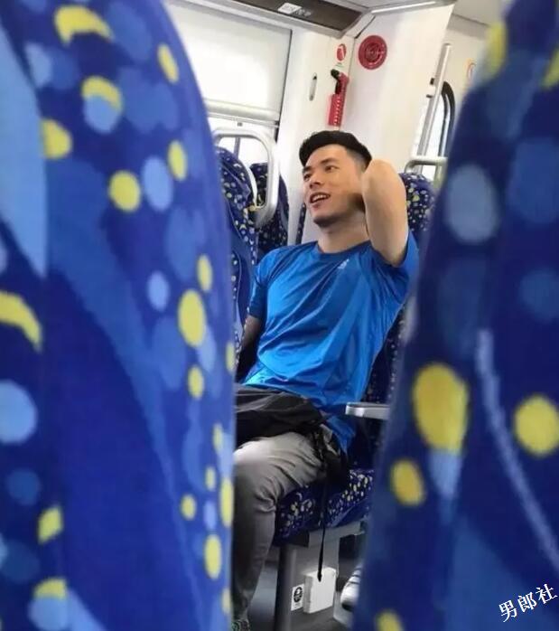 地铁里面的偷拍合集，小狼狗小奶狗一抓一大把 - 51虹马