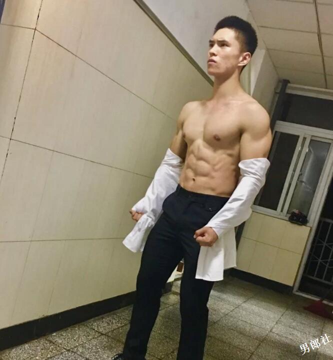 北体大新生军训现场惊现肌肉小狼狗！ - 51虹马