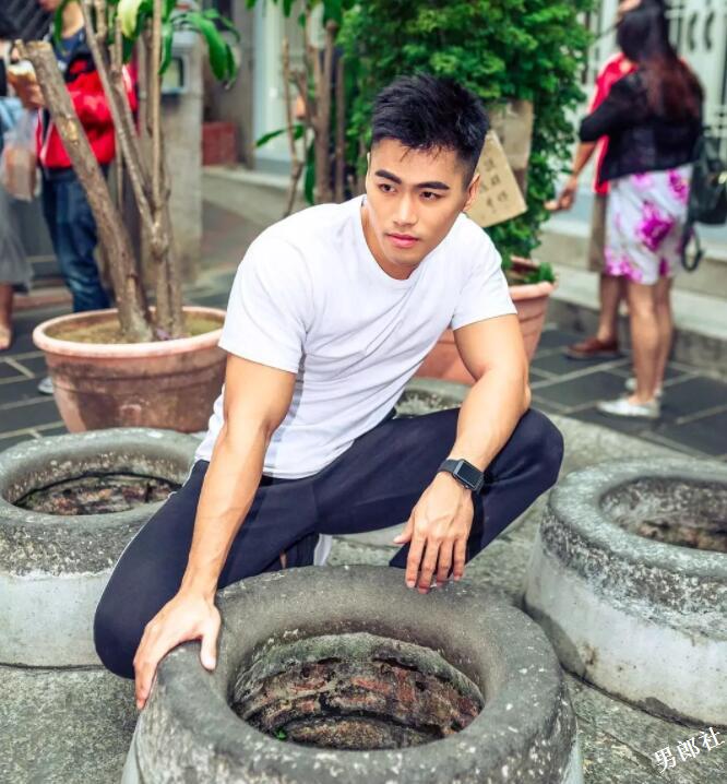 憨直大胸肌小狼狗，野性筋霸露天写真太惹火，让人食欲大开！ - 51虹马