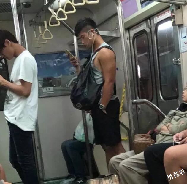 地铁里面的偷拍合集，小狼狗小奶狗一抓一大把 - 51虹马