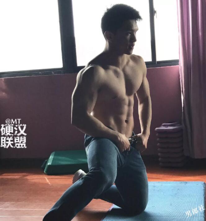 北体大新生军训现场惊现肌肉小狼狗！ - 51虹马