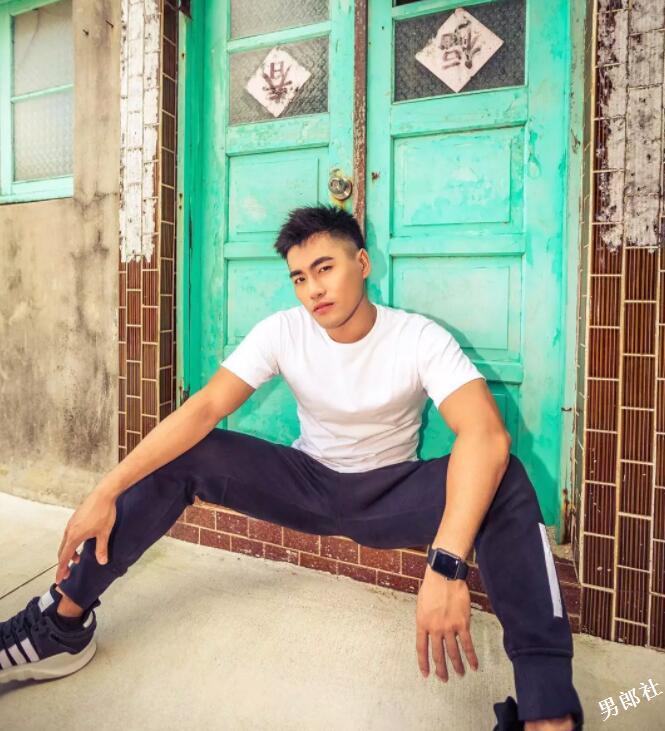 憨直大胸肌小狼狗，野性筋霸露天写真太惹火，让人食欲大开！ - 51虹马