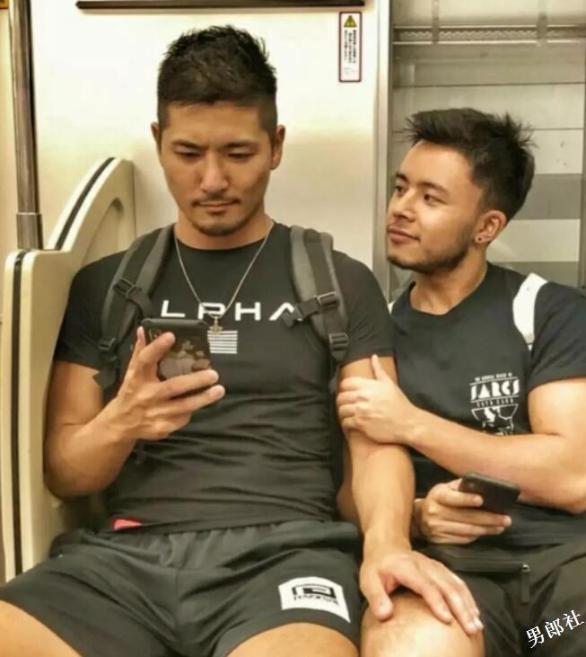 地铁里面的偷拍合集，小狼狗小奶狗一抓一大把 - 51虹马