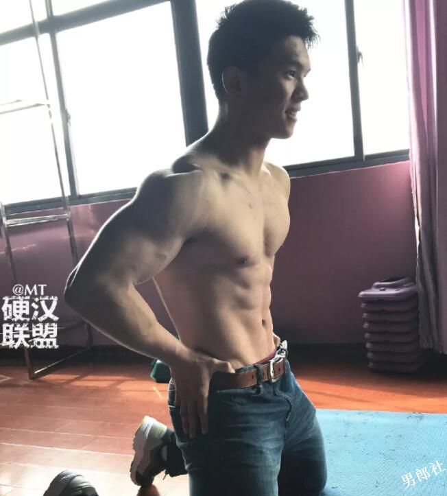 北体大新生军训现场惊现肌肉小狼狗！ - 51虹马