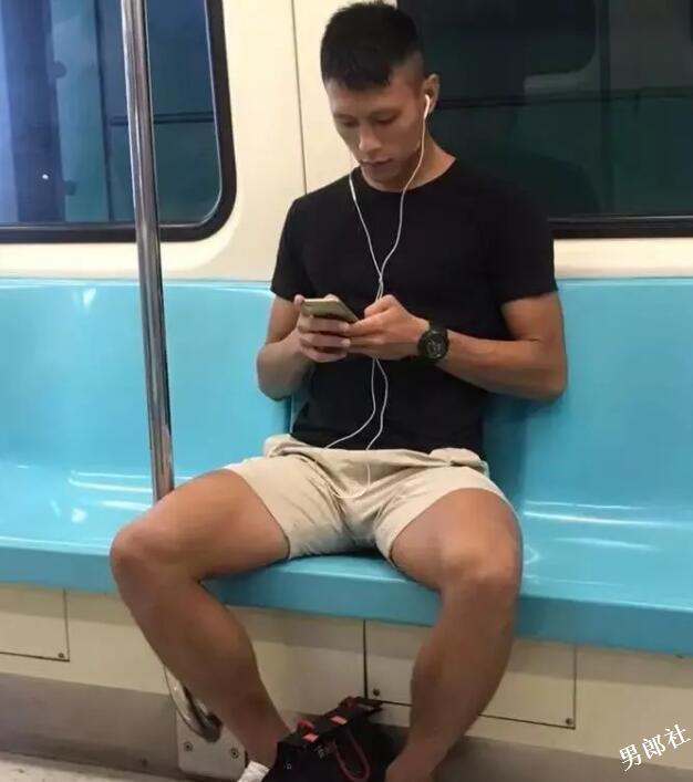 地铁里面的偷拍合集，小狼狗小奶狗一抓一大把 - 51虹马