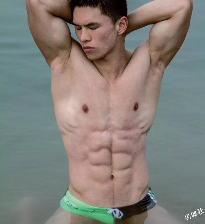 北体大新生军训现场惊现肌肉小狼狗！ - 51虹马