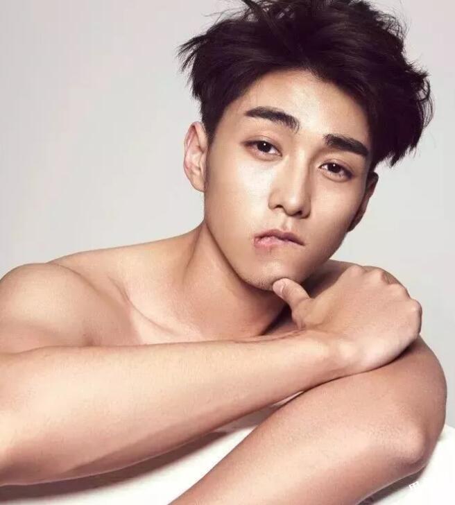 帅哥∣浓眉大眼帅气十足的小奶狗,又可爱又暖又皮的小哥哥!--朱超艺-51虹马