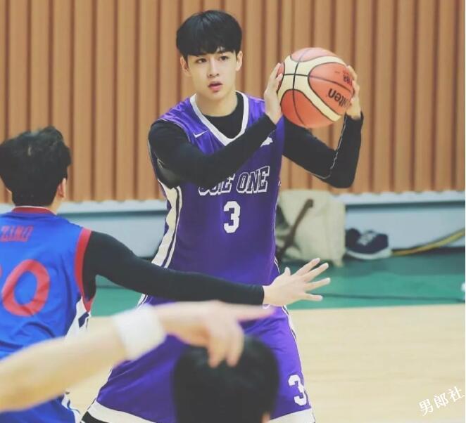 帅哥∣帅气有腹肌的篮球队长,果冻唇篮球小哥哥让你无法入睡!--吴承焕-51虹马