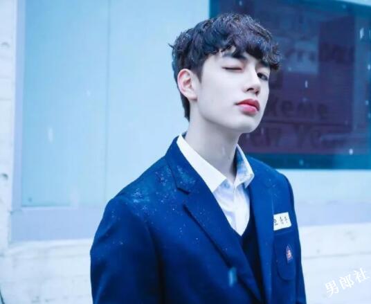 帅哥∣帅气有腹肌的篮球队长，果冻唇篮球小哥哥让你无法入睡！－－吴承焕 - 51虹马