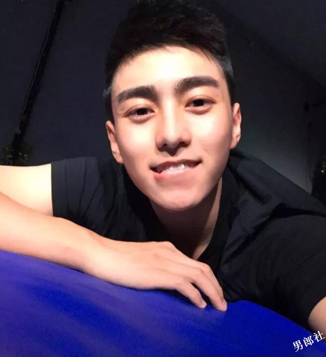 帅哥∣浓眉大眼帅气十足的小奶狗，又可爱又暖又皮的小哥哥！－－朱超艺 - 51虹马