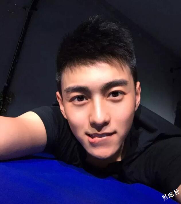 帅哥∣浓眉大眼帅气十足的小奶狗，又可爱又暖又皮的小哥哥！－－朱超艺 - 51虹马