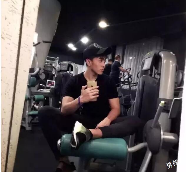 帅哥∣浓眉大眼帅气十足的小奶狗，又可爱又暖又皮的小哥哥！－－朱超艺 - 51虹马