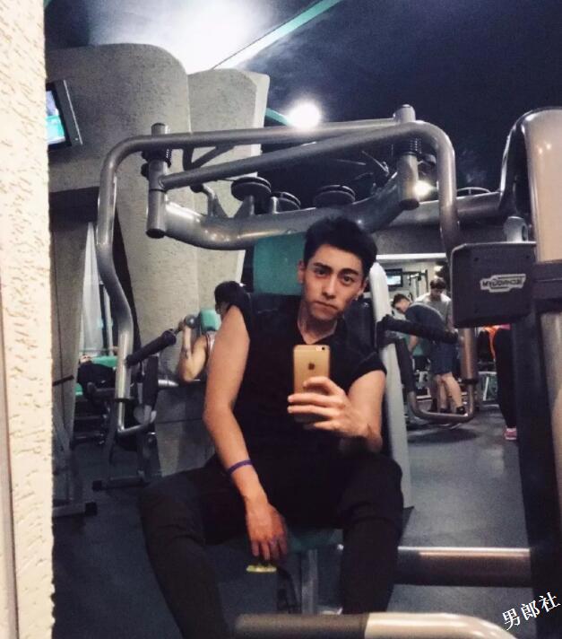 帅哥∣浓眉大眼帅气十足的小奶狗，又可爱又暖又皮的小哥哥！－－朱超艺 - 51虹马