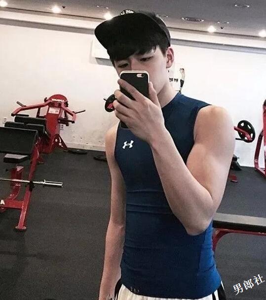 帅哥∣帅气有腹肌的篮球队长，果冻唇篮球小哥哥让你无法入睡！－－吴承焕 - 51虹马