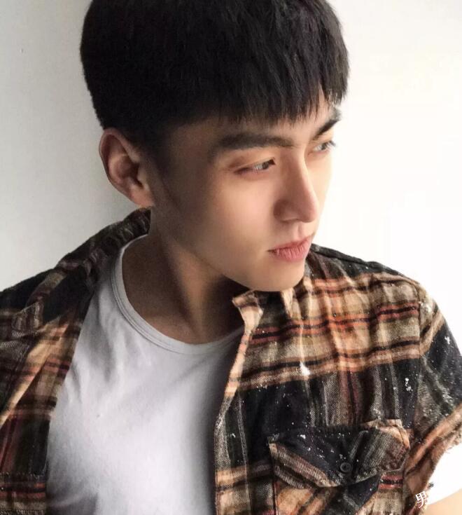 帅哥∣浓眉大眼帅气十足的小奶狗，又可爱又暖又皮的小哥哥！－－朱超艺 - 51虹马