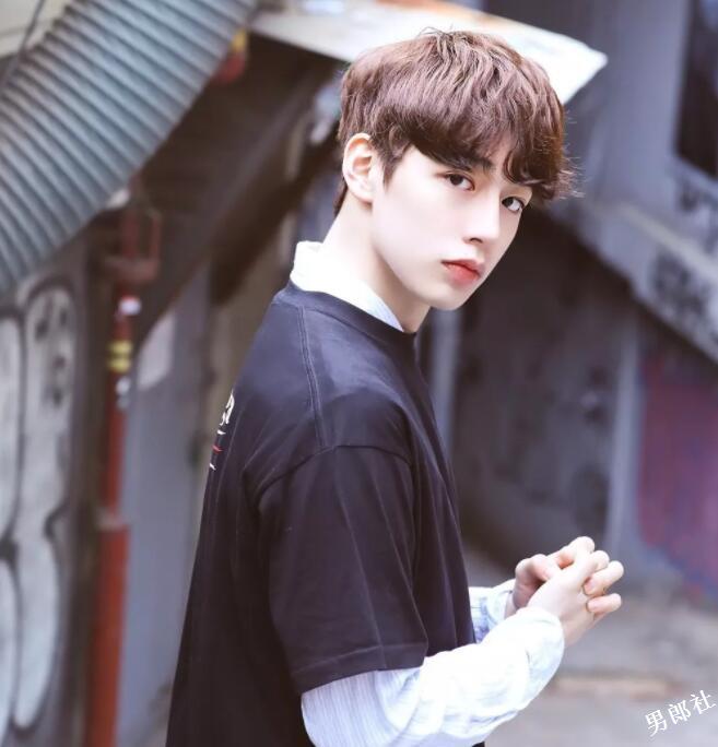 帅哥∣帅气有腹肌的篮球队长，果冻唇篮球小哥哥让你无法入睡！－－吴承焕 - 51虹马