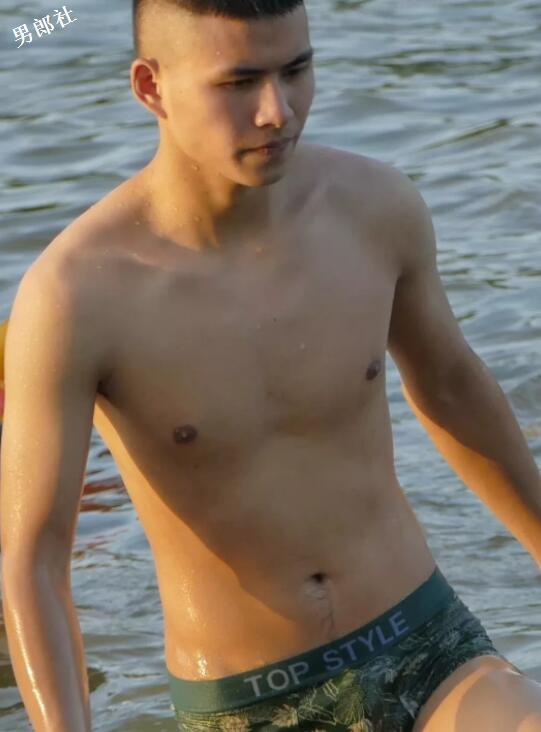 私拍游泳帅哥们出浴瞬间···· - 51虹马