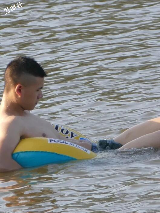 私拍游泳帅哥们出浴瞬间···· - 51虹马