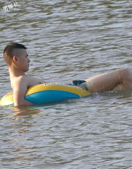 私拍游泳帅哥们出浴瞬间···· - 51虹马