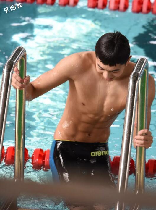 私拍游泳帅哥们出浴瞬间···· - 51虹马