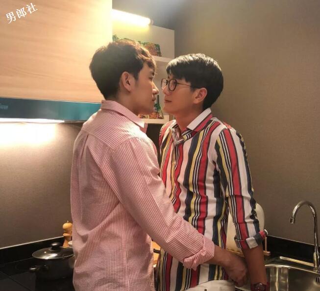 看点∣帅气空少被“壁.咚”，肌肉天菜小狼狗攻气满满！-51虹马