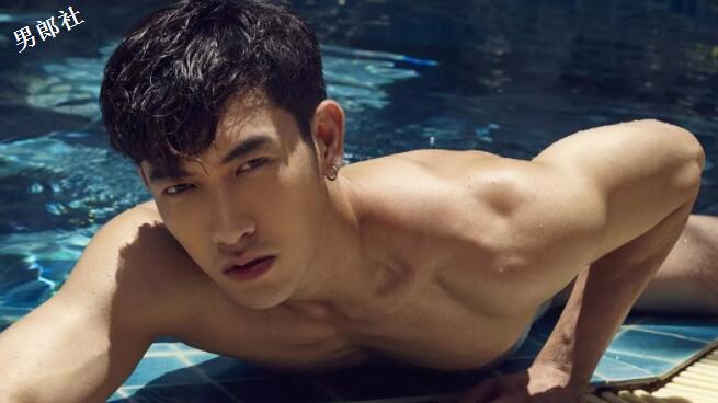 看点∣帅气空少被“壁.咚”，肌肉天菜小狼狗攻气满满！ - 51虹马