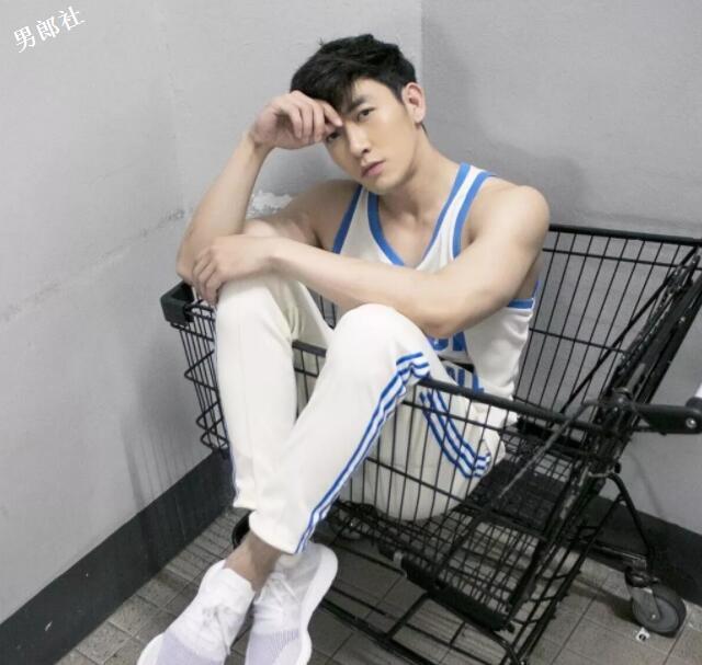 看点∣帅气空少被“壁.咚”,肌肉天菜小狼狗攻气满满! - 51虹马 看点∣帅气空少被“壁.咚”,肌肉天菜小狼狗攻气满满! - 51虹马