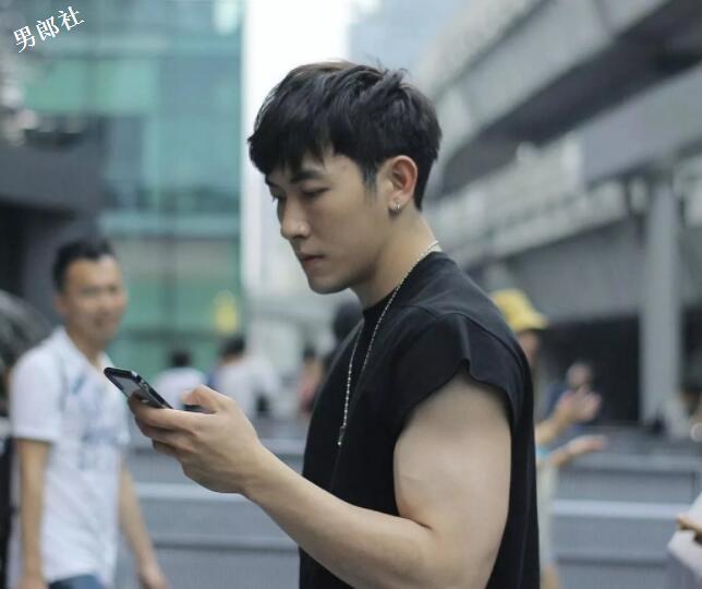 看点∣帅气空少被“壁.咚”，肌肉天菜小狼狗攻气满满！ - 51虹马