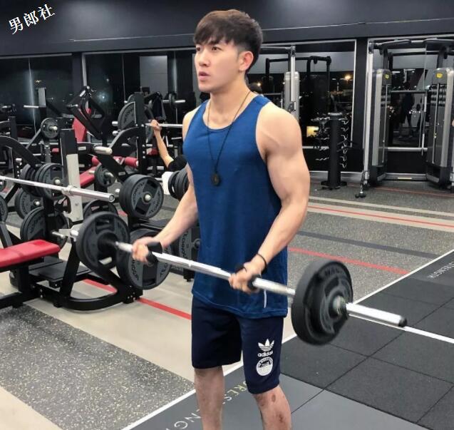 看点∣帅气空少被“壁.咚”，肌肉天菜小狼狗攻气满满！ - 51虹马