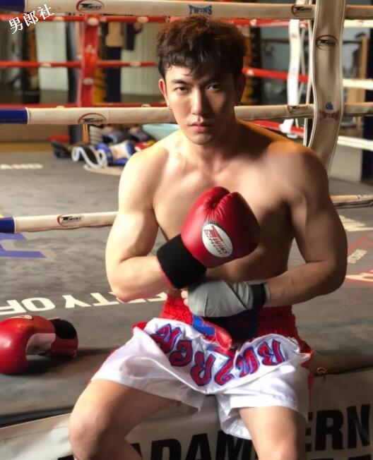 看点∣帅气空少被“壁.咚”，肌肉天菜小狼狗攻气满满！ - 51虹马