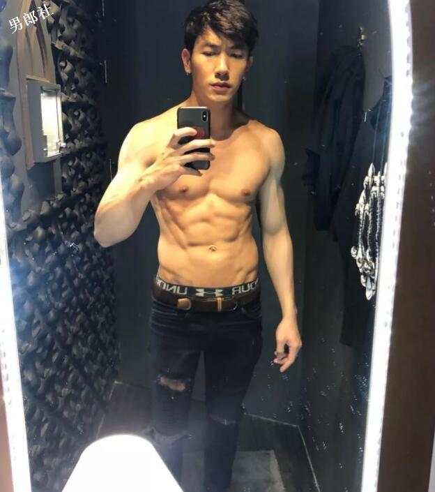 看点∣帅气空少被“壁.咚”，肌肉天菜小狼狗攻气满满！ - 51虹马