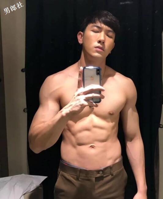 看点∣帅气空少被“壁.咚”，肌肉天菜小狼狗攻气满满！ - 51虹马