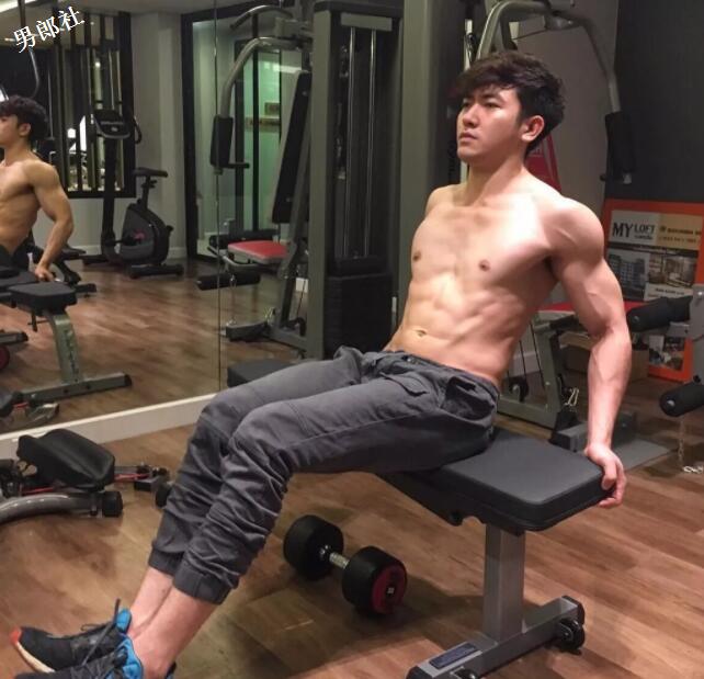 看点∣帅气空少被“壁.咚”，肌肉天菜小狼狗攻气满满！ - 51虹马