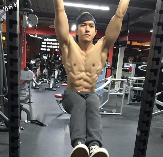 看点∣帅气空少被“壁.咚”，肌肉天菜小狼狗攻气满满！ - 51虹马